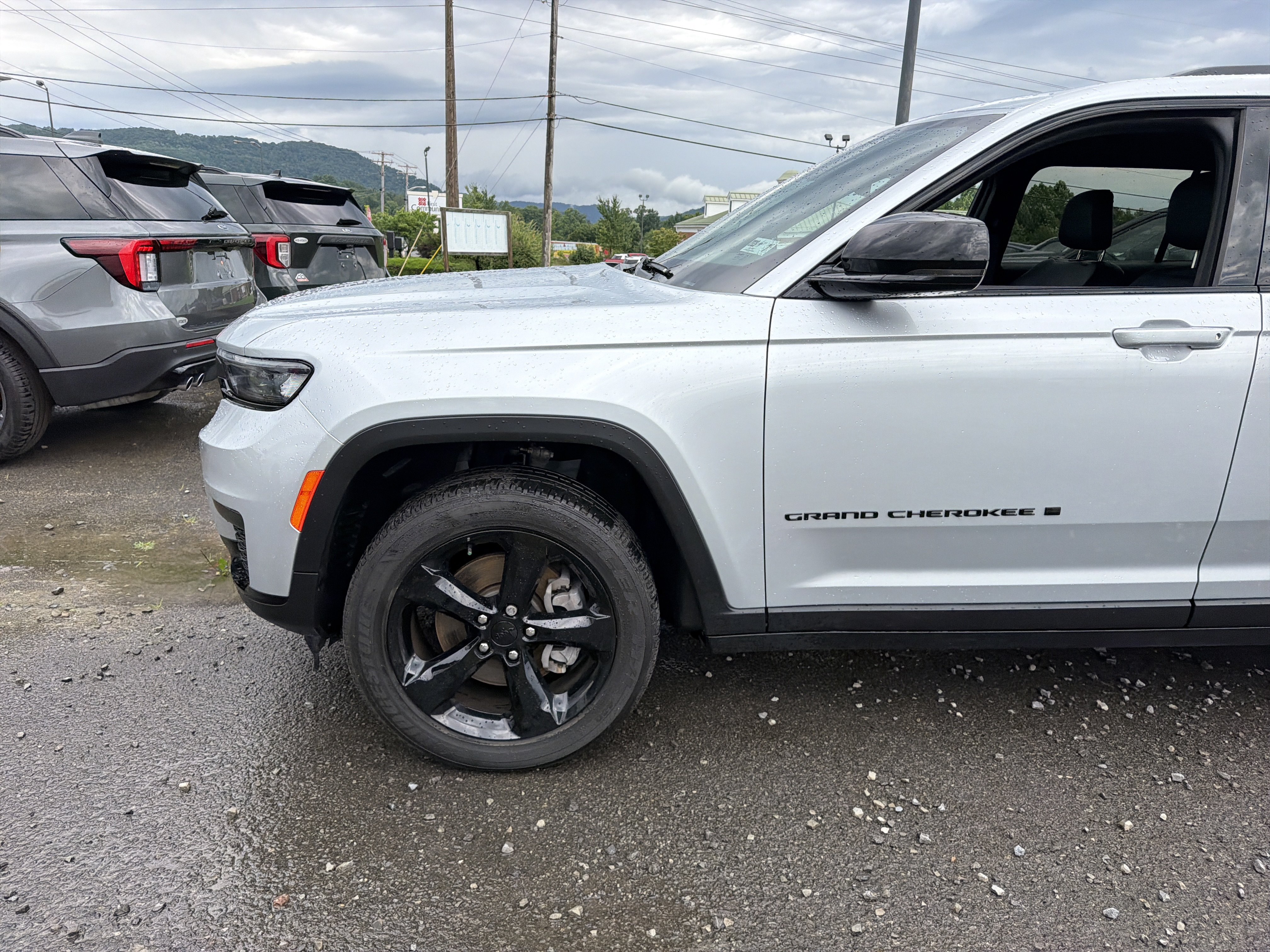 Used 2025 Jeep Grand Cherokee L Altitude AWD/4WD image 9