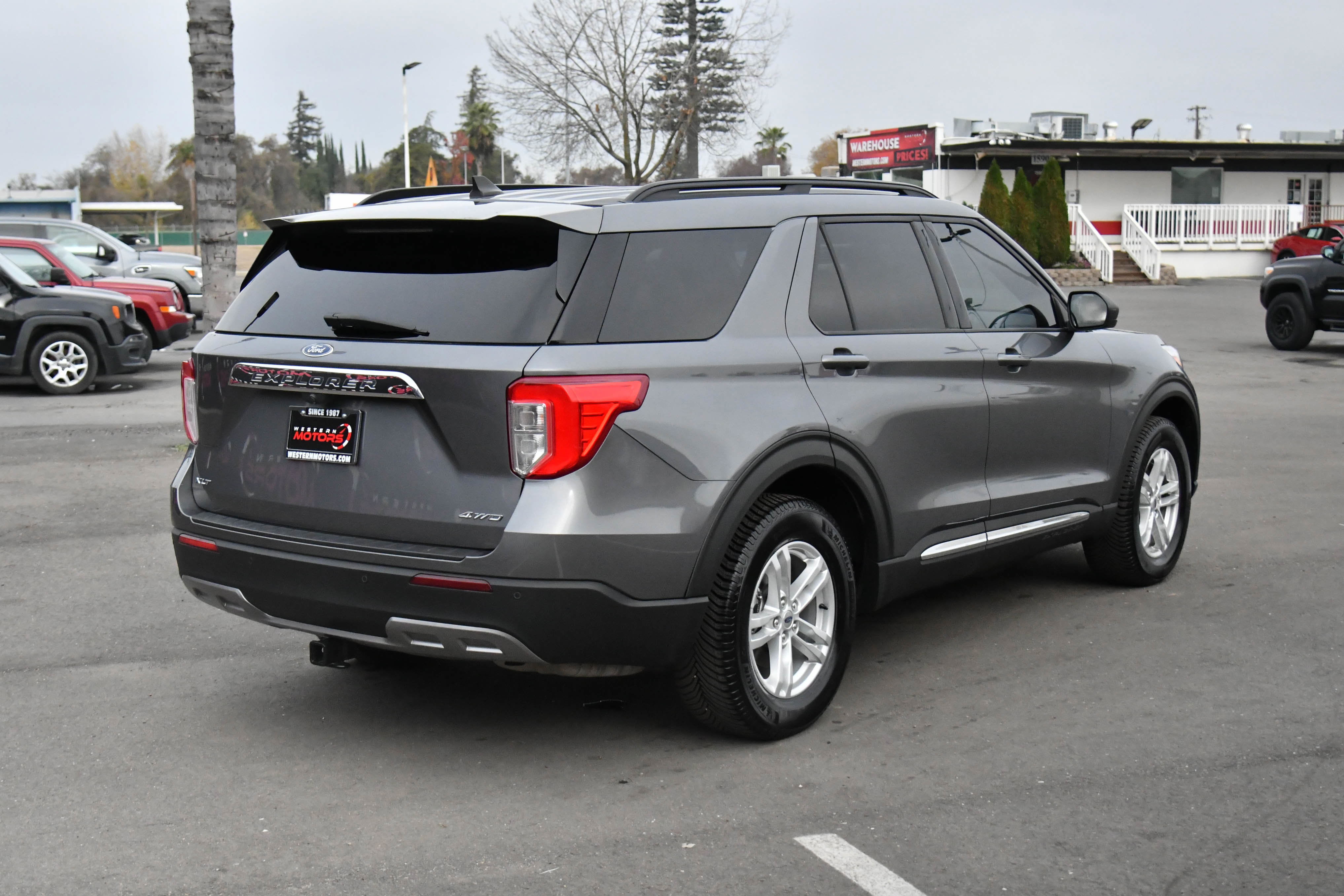 Used 2022 Ford Explorer XLT w/ Equipment Group 202A image 8