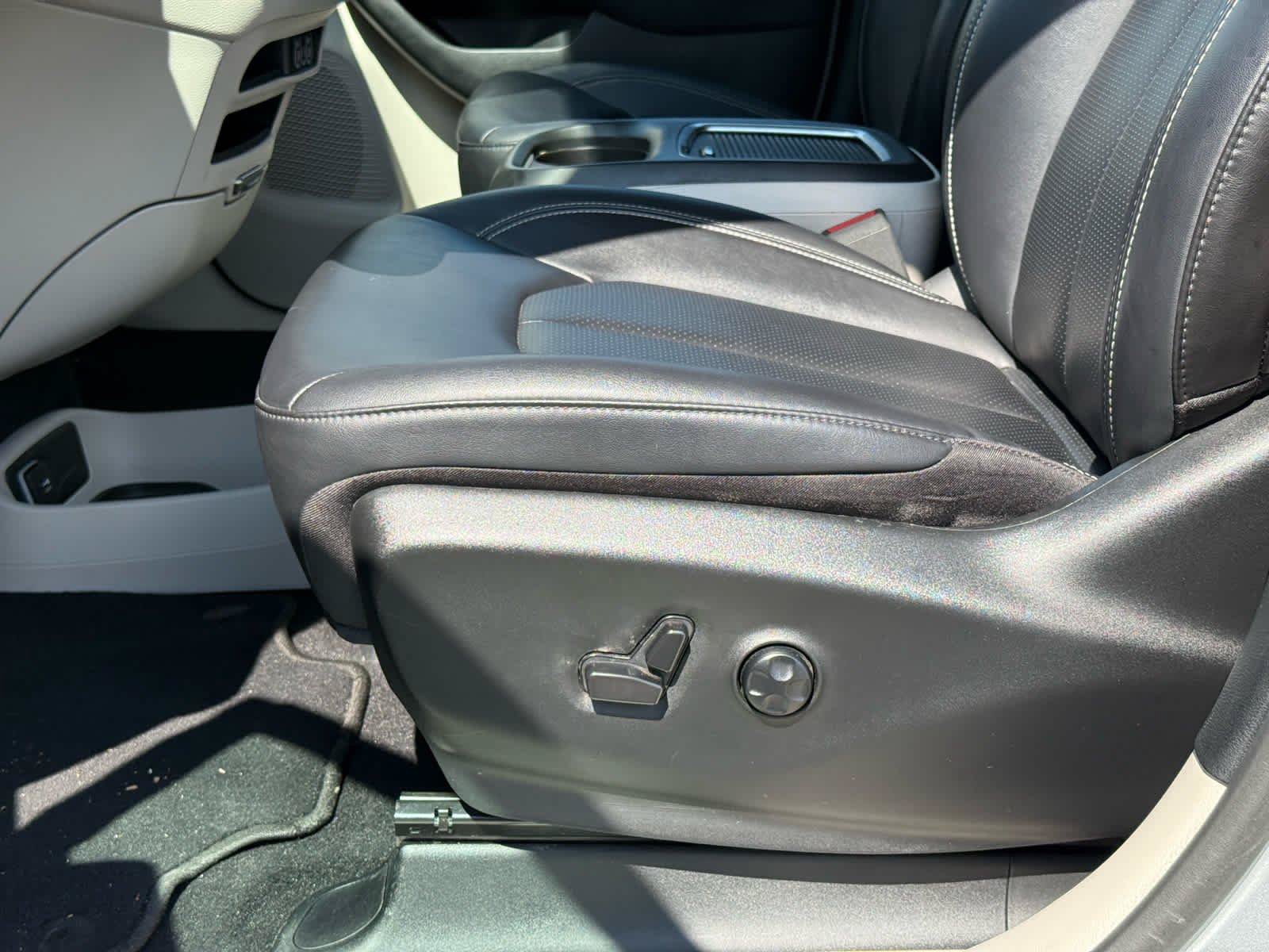Used 2024 Chrysler Pacifica Touring-L FWD image 13