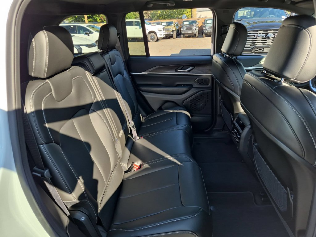 New 2026 Jeep Grand Cherokee Limited w/ Limited Altitude Package AWD/4WD image 15