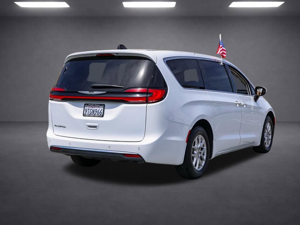 Used 2023 Chrysler Pacifica Touring-L image 4