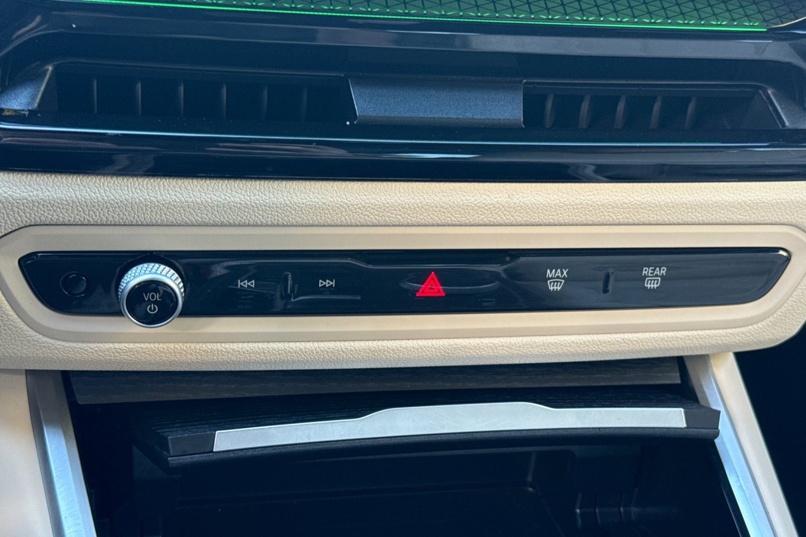 Used 2025 BMW 330i Sedan w/ Premium Package image 26