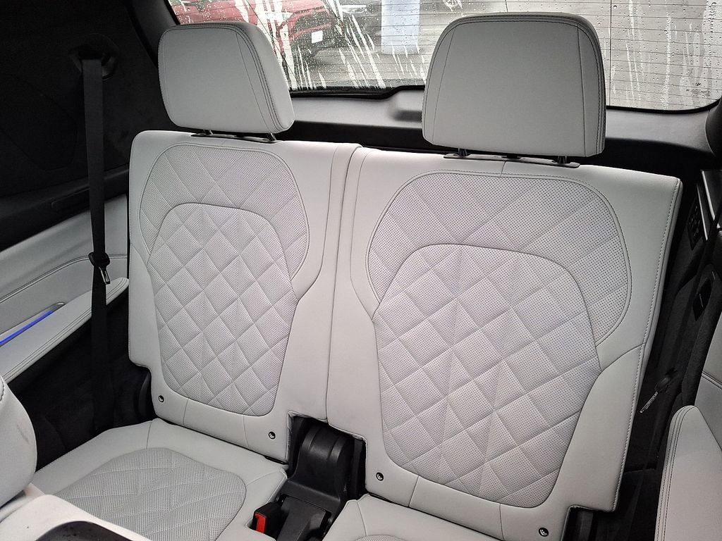 Certified 2024 BMW X7 xDrive40i w/ M Sport Package image 9