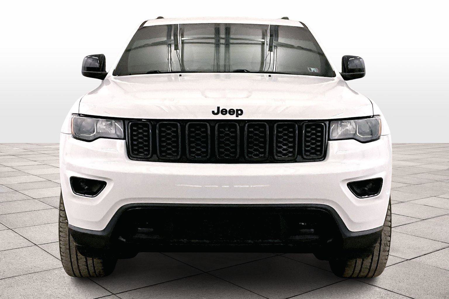 Used 2018 Jeep Grand Cherokee Laredo image 3