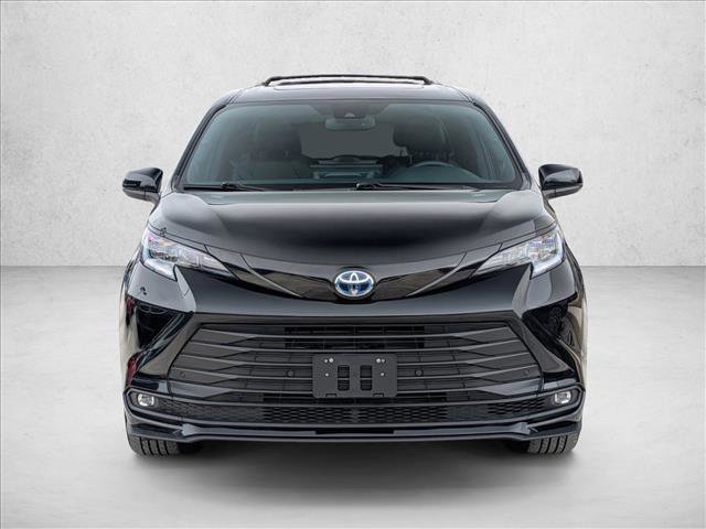 Used 2025 Toyota Sienna XLE Woodland Edition image 2