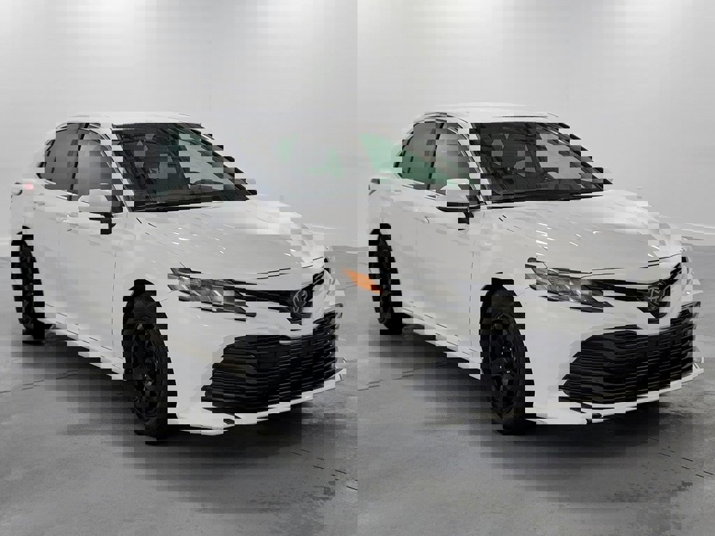 Used 2018 Toyota Camry L image 2