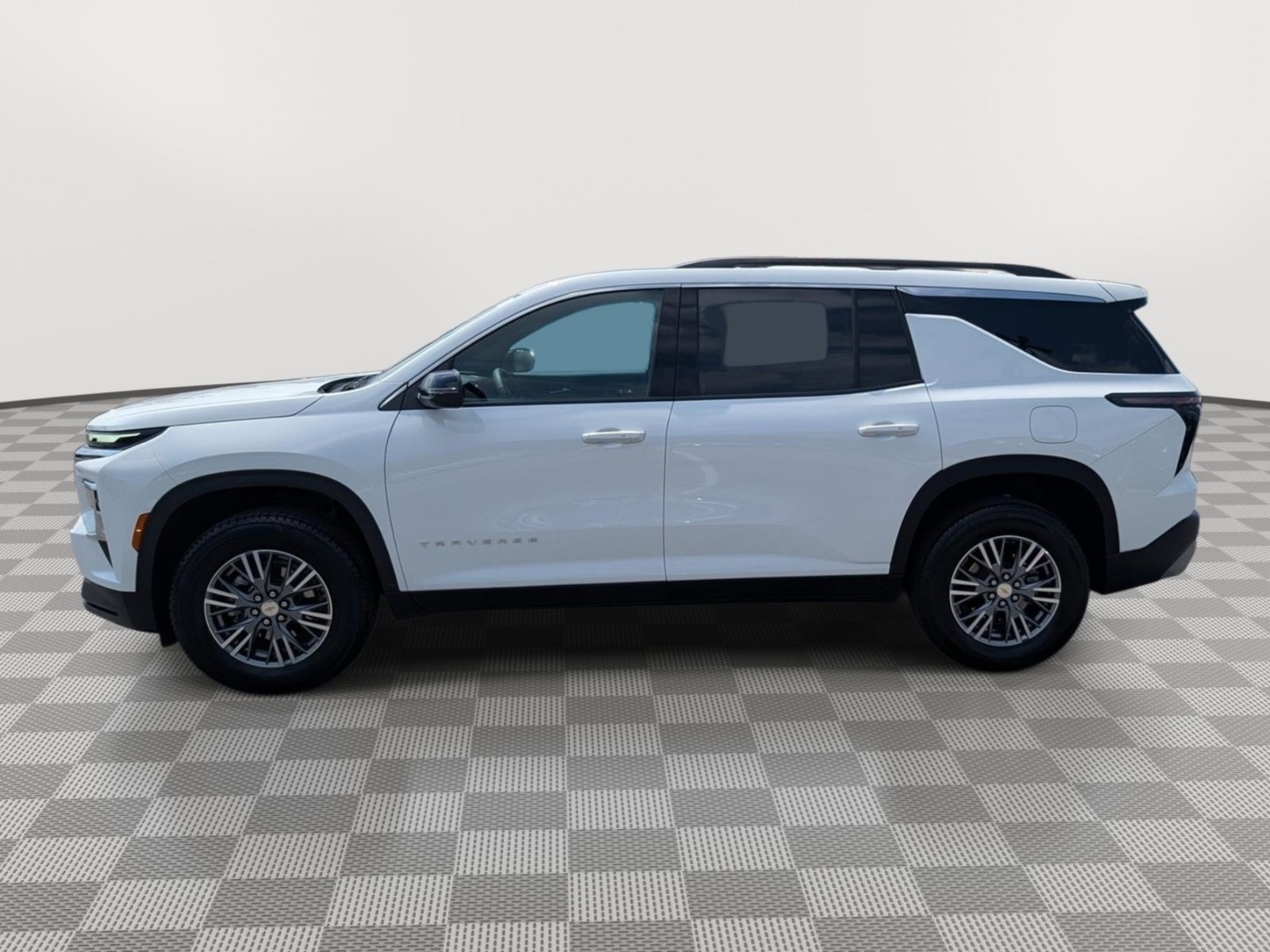 Used 2025 Chevrolet Traverse LT FWD image 2