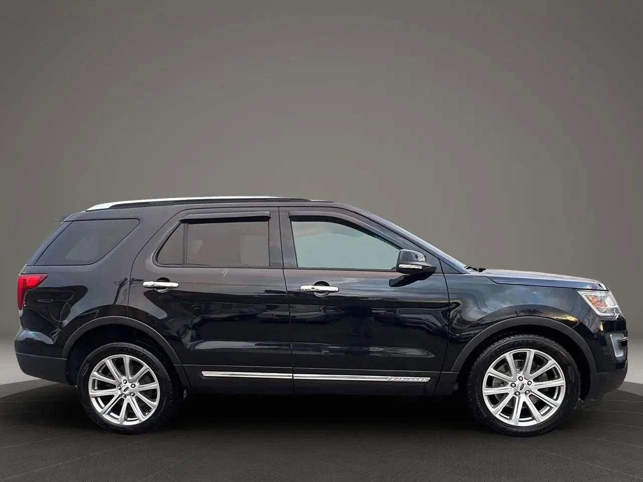 Used 2016 Ford Explorer Limited image 4