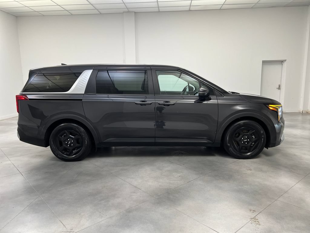 Used 2025 Kia Carnival FWD image 10