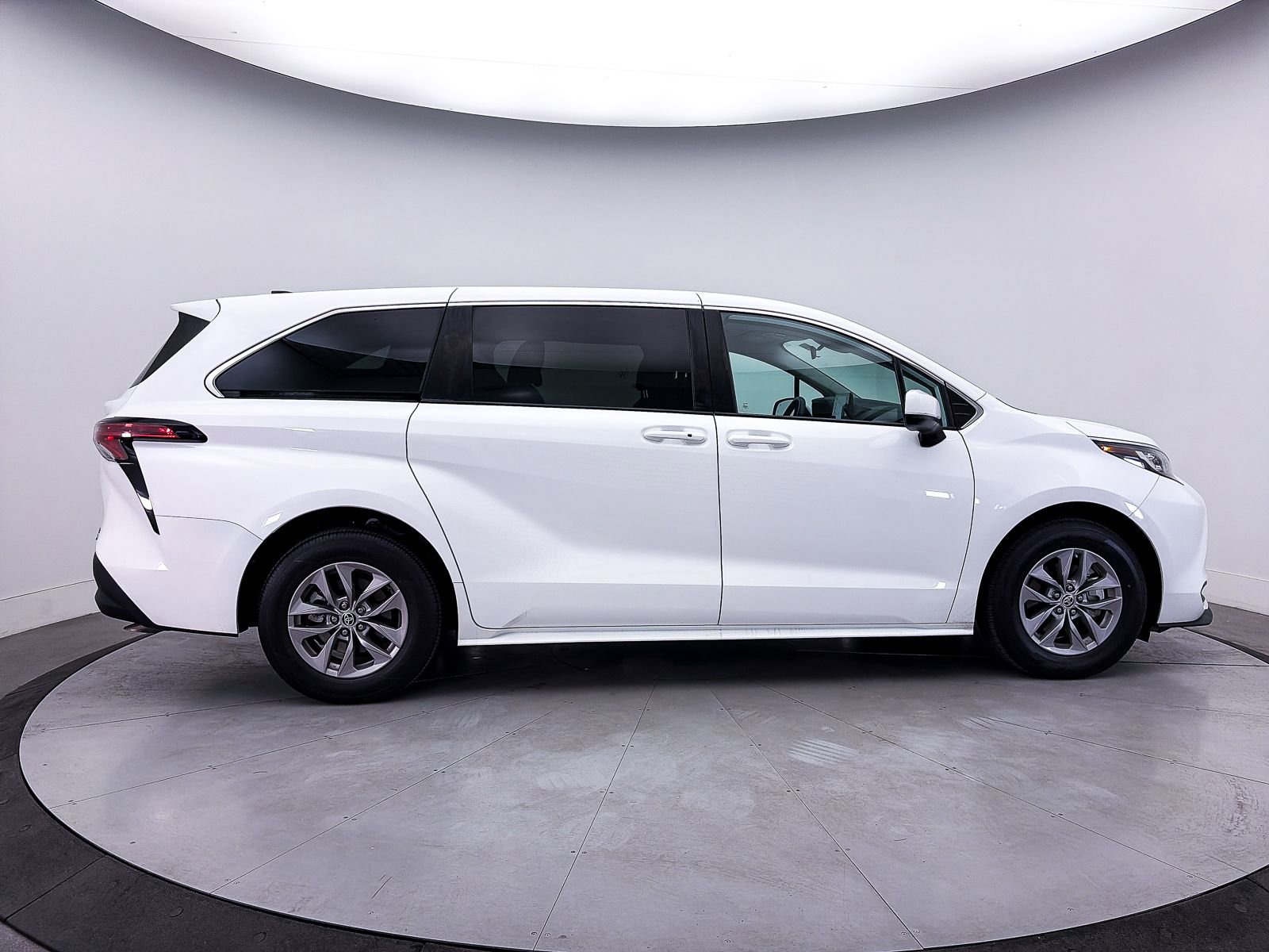 Used 2022 Toyota Sienna LE FWD image 40