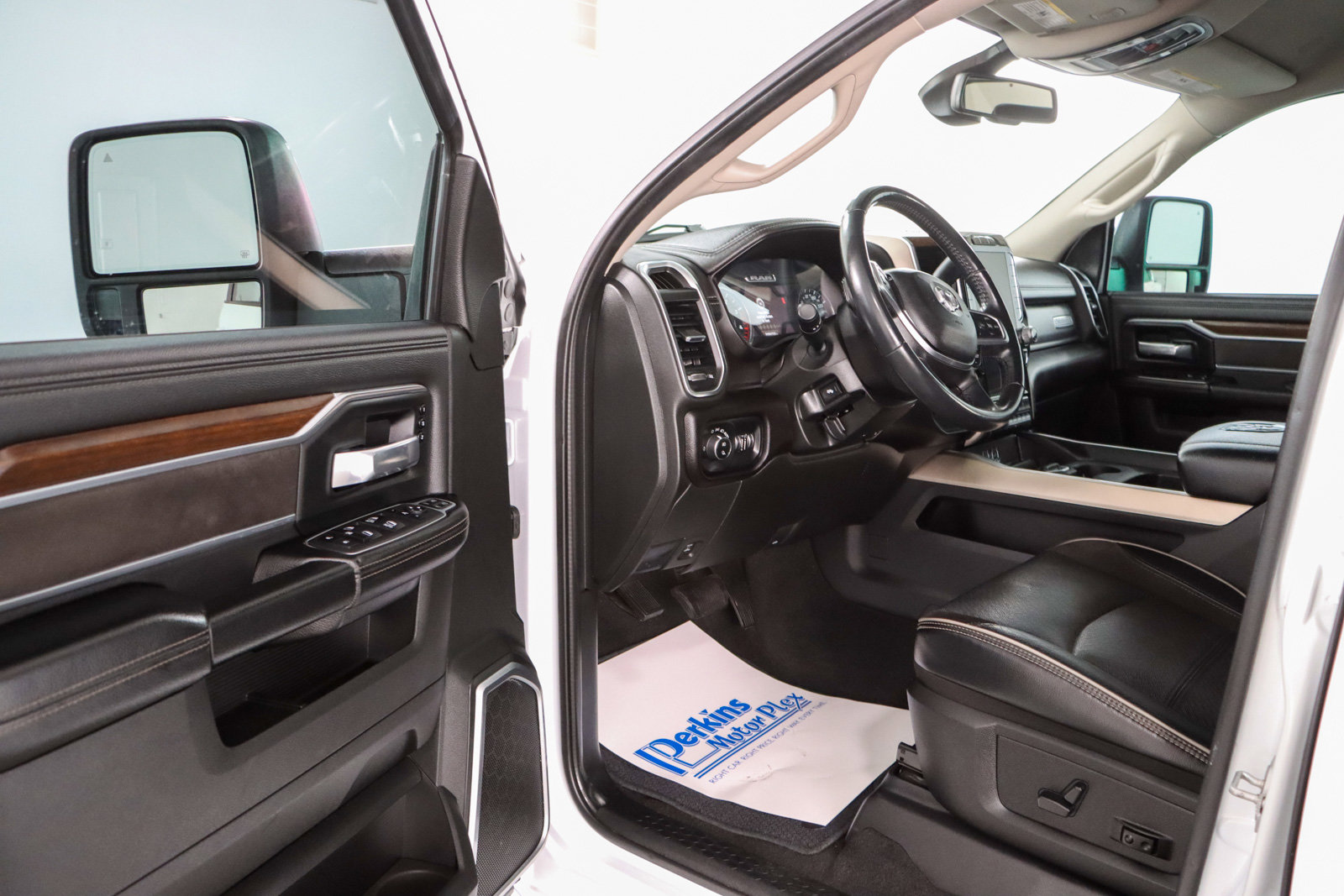 Used 2023 RAM 3500 Laramie AWD/4WD image 3