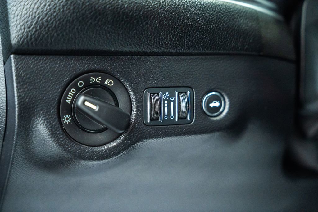 Used 2015 Dodge Challenger SXT RWD image 32