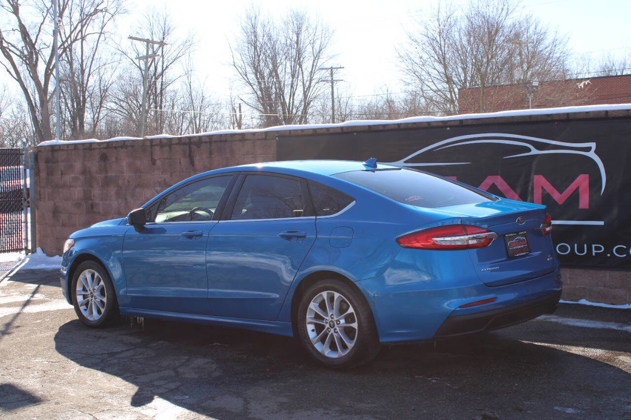 Used 2019 Ford Fusion SE image 3