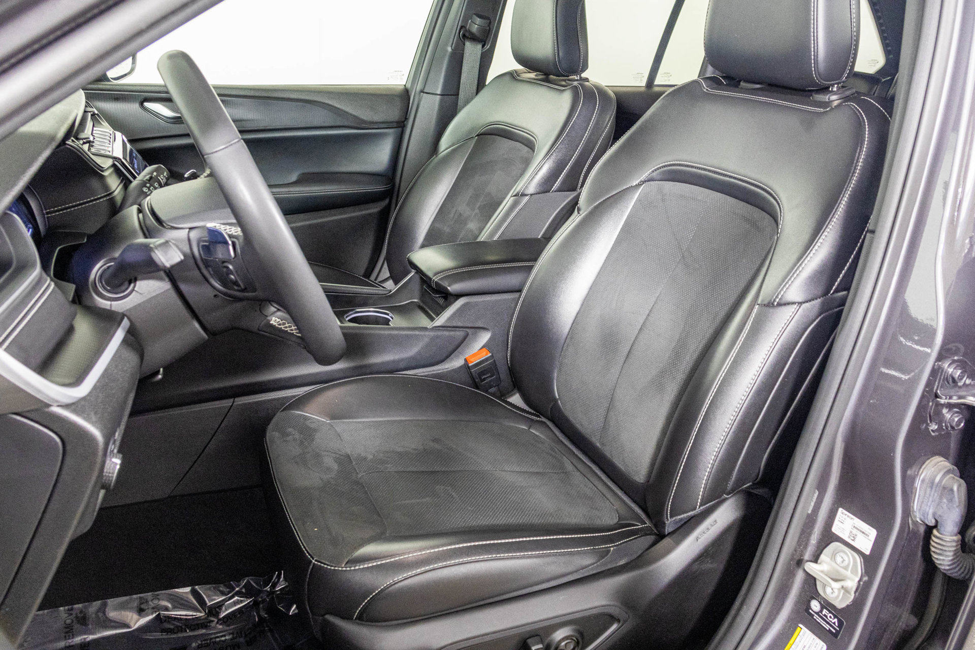 Used 2024 Jeep Grand Cherokee Laredo AWD/4WD image 24