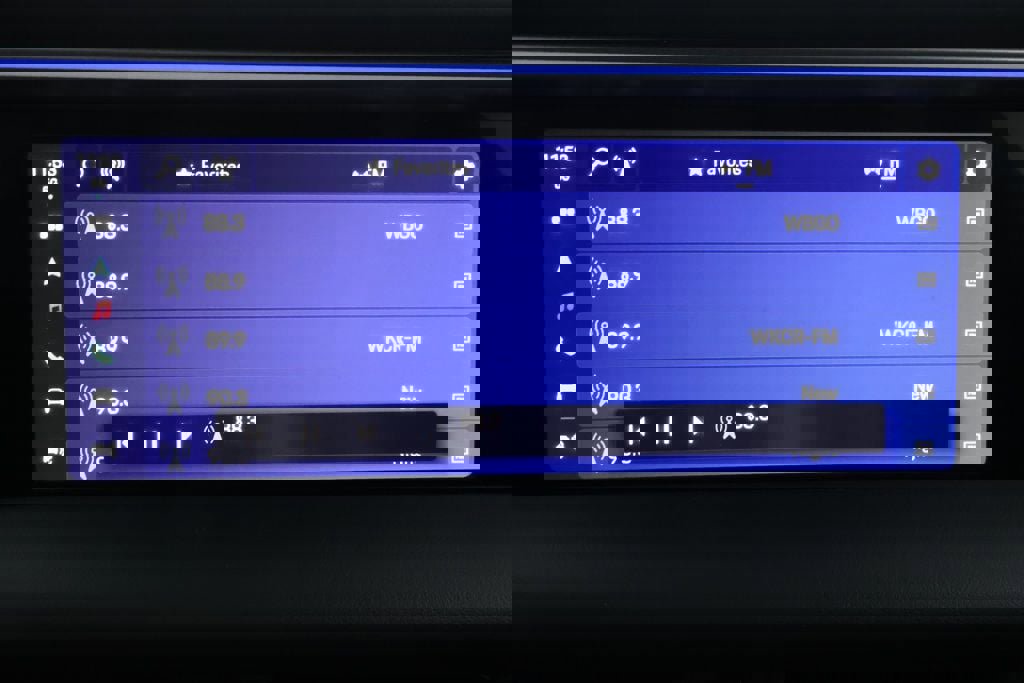 Used 2025 Porsche Macan Electric w/ Premium Package image 18