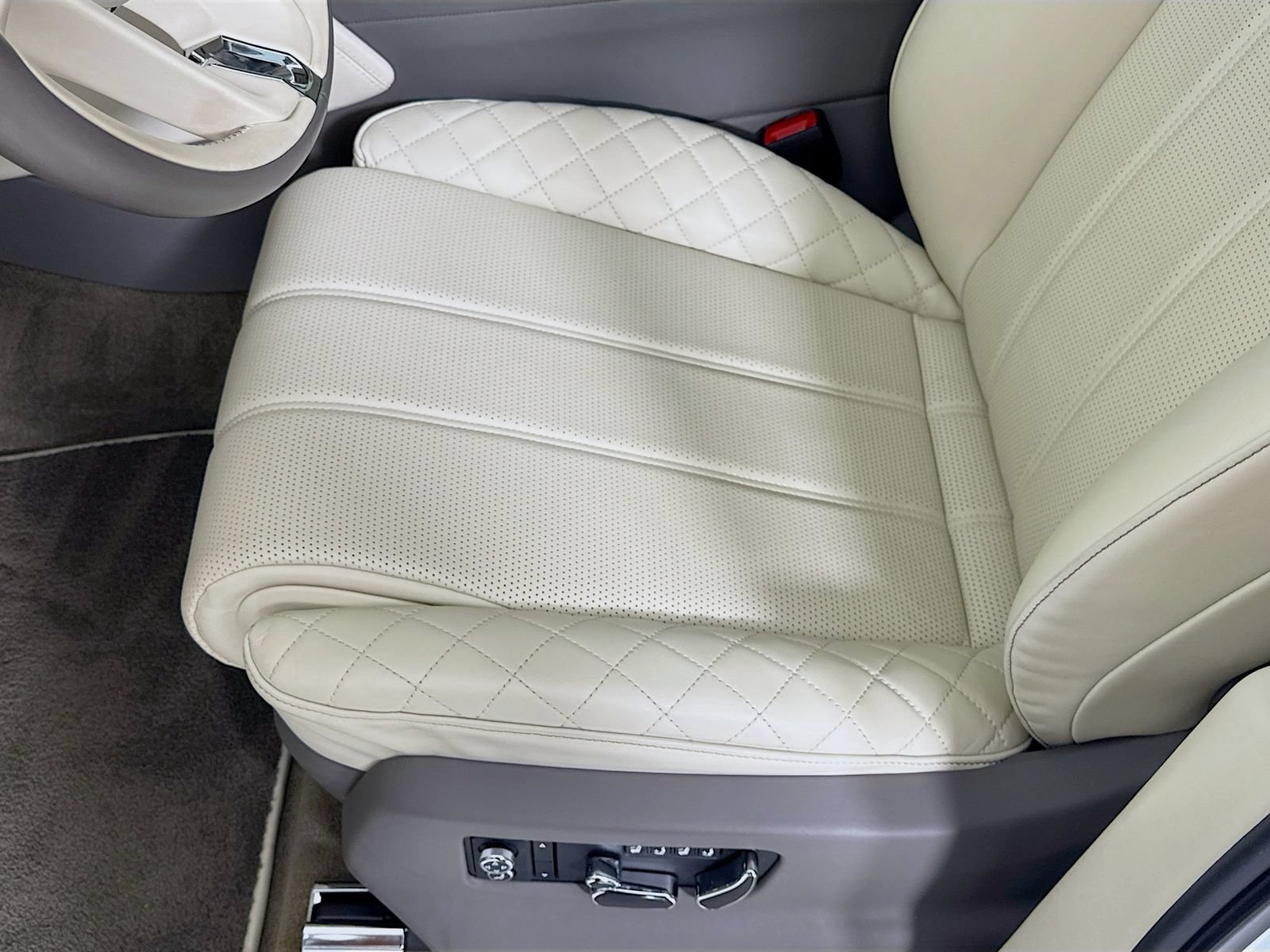 Certified 2020 Bentley Bentayga Plug-In Hybrid AWD/4WD image 19