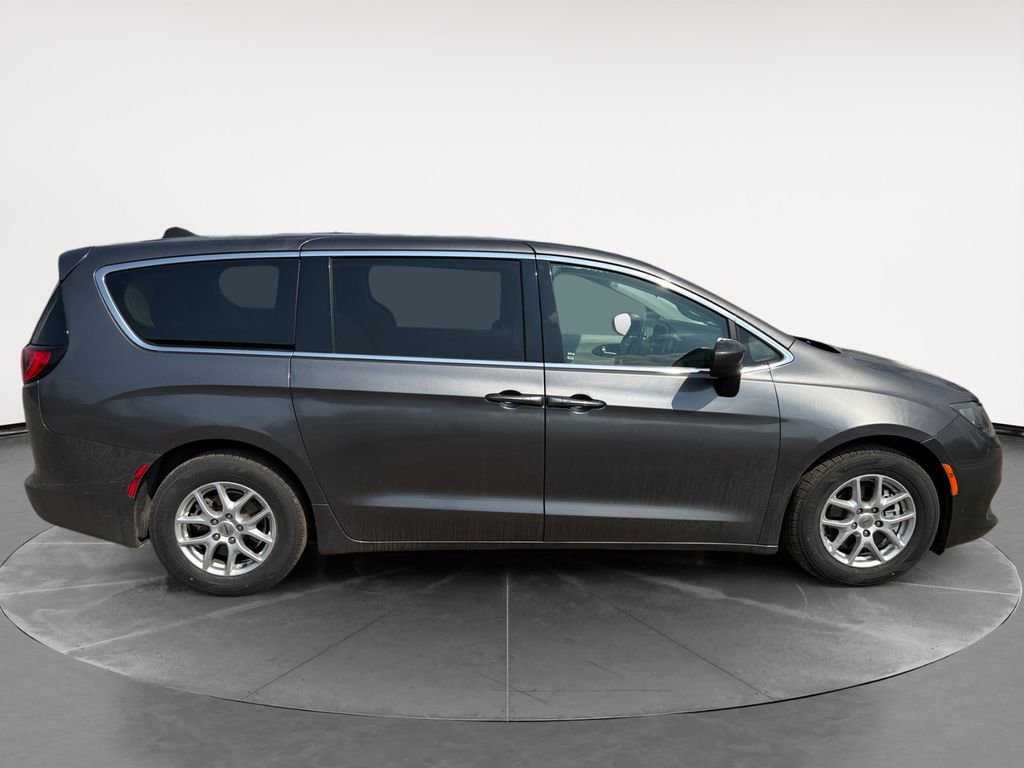 Used 2022 Chrysler Voyager LX FWD image 8