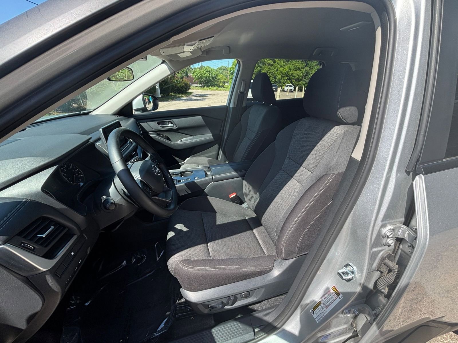 Used 2025 Nissan Rogue SV FWD image 37