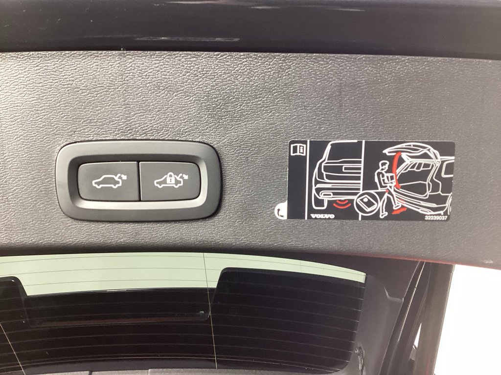 Used 2021 Volvo XC40 T5 Momentum w/ Premium Package image 13