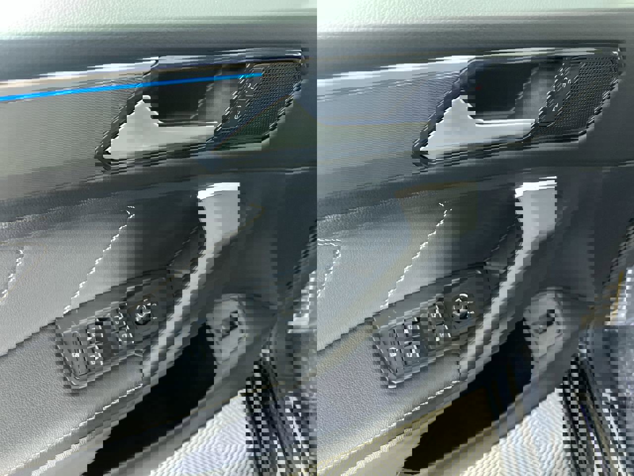 Used 2022 Volkswagen Tiguan SE R-Line image 16