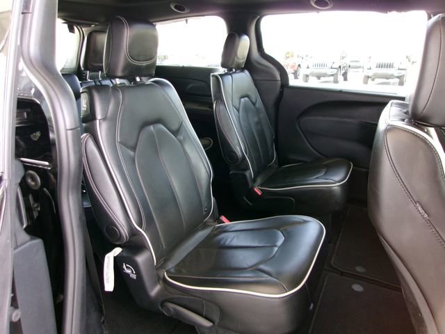 Used 2025 Chrysler Pacifica Limited image 21