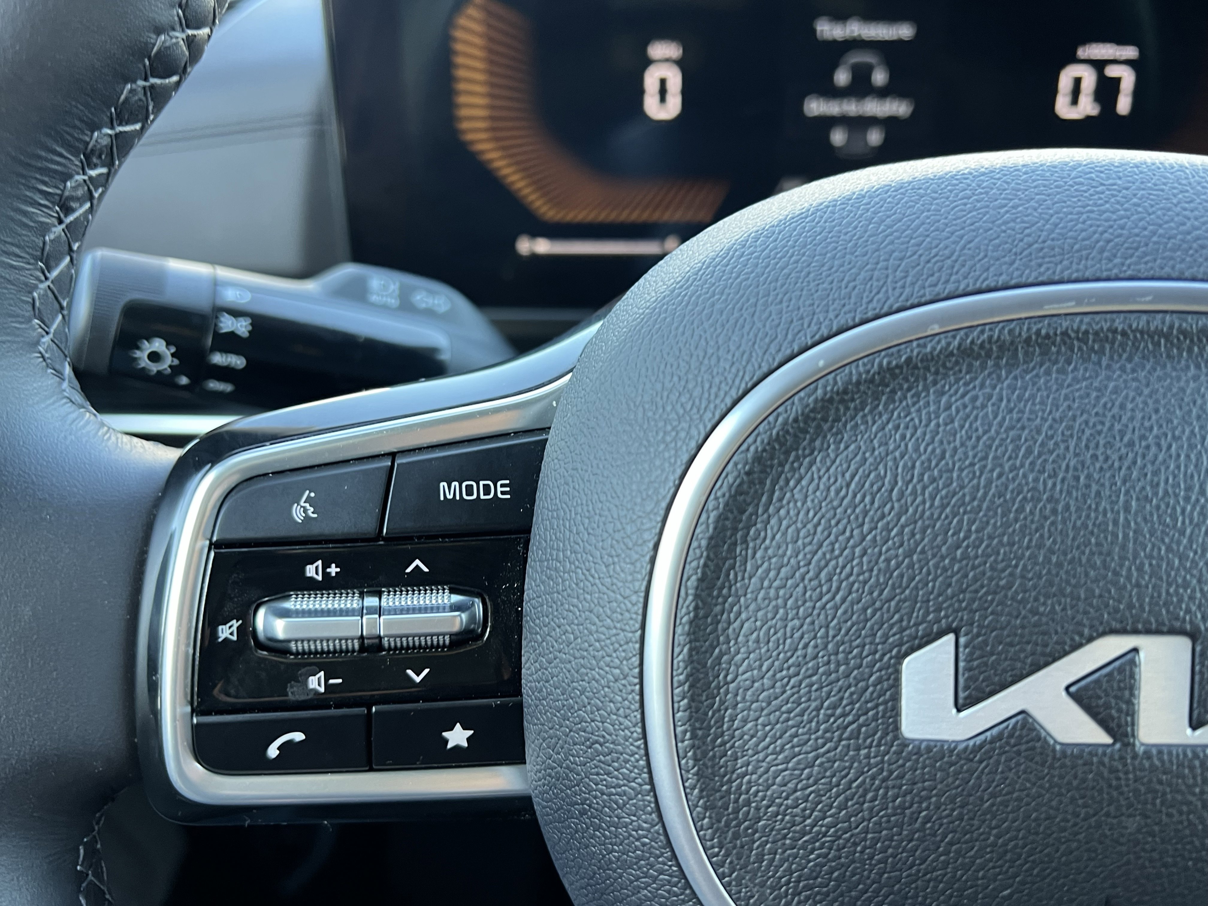 Certified 2025 Kia Carnival EX image 26