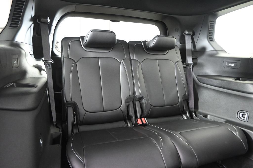 Used 2025 Jeep Grand Cherokee L Limited w/ Black Appearance Package image 16