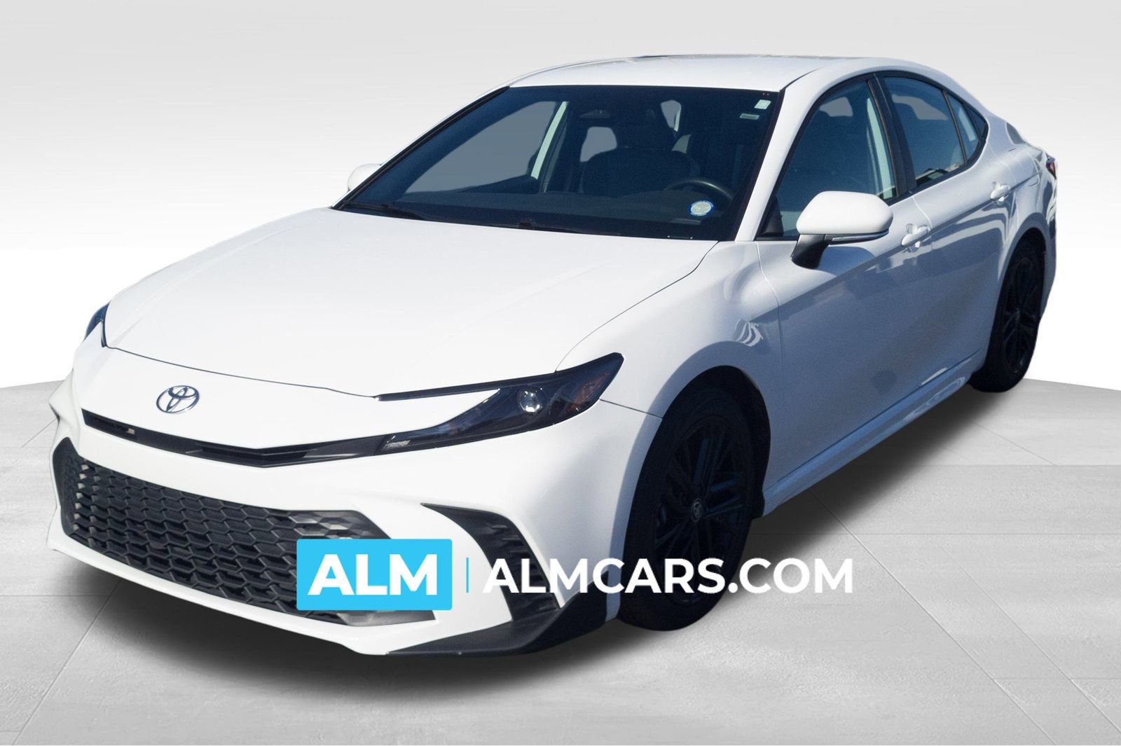 Used 2025 Toyota Camry SE image 1