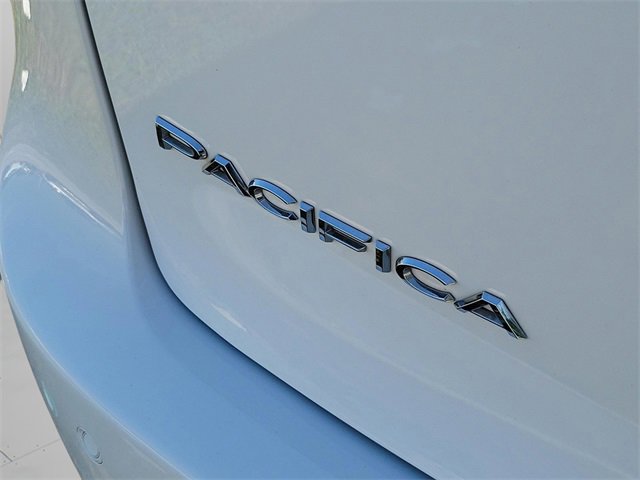 Used 2024 Chrysler Pacifica Touring-L image 6
