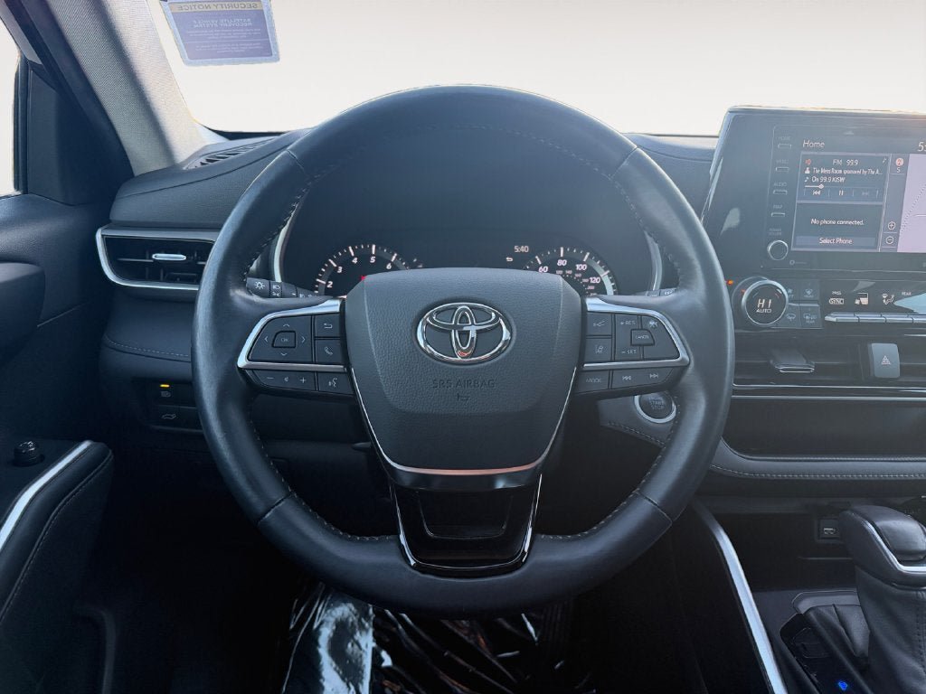 Used 2021 Toyota Highlander XLE AWD/4WD image 14