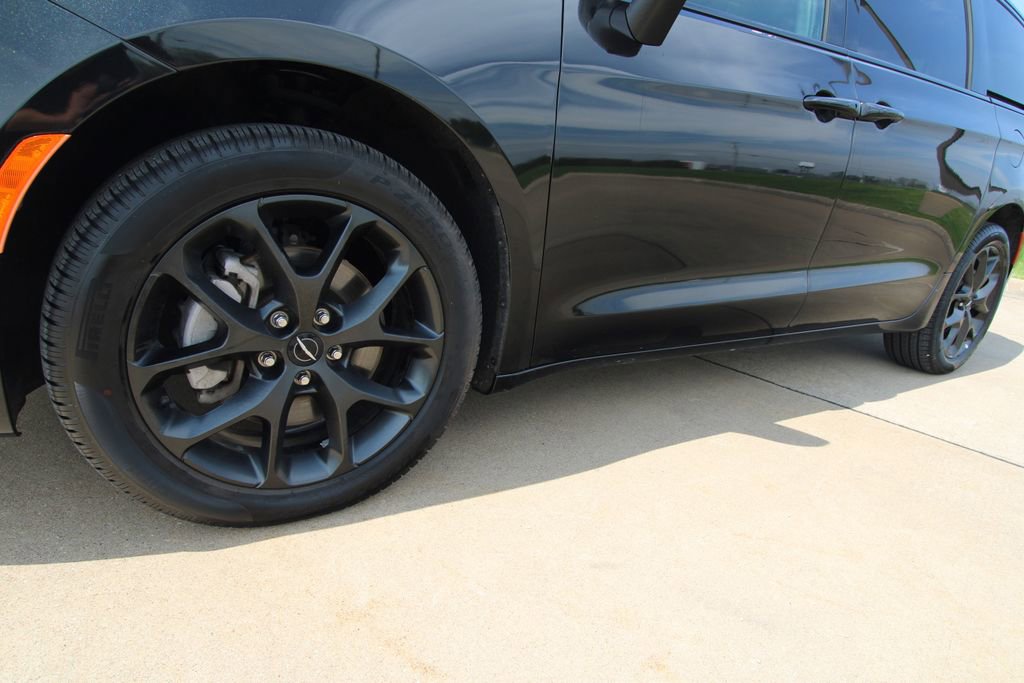 Used 2023 Chrysler Pacifica Touring-L w/ S Appearance Package image 9