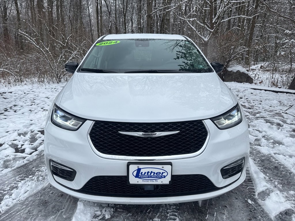 Used 2024 Chrysler Pacifica Select image 2