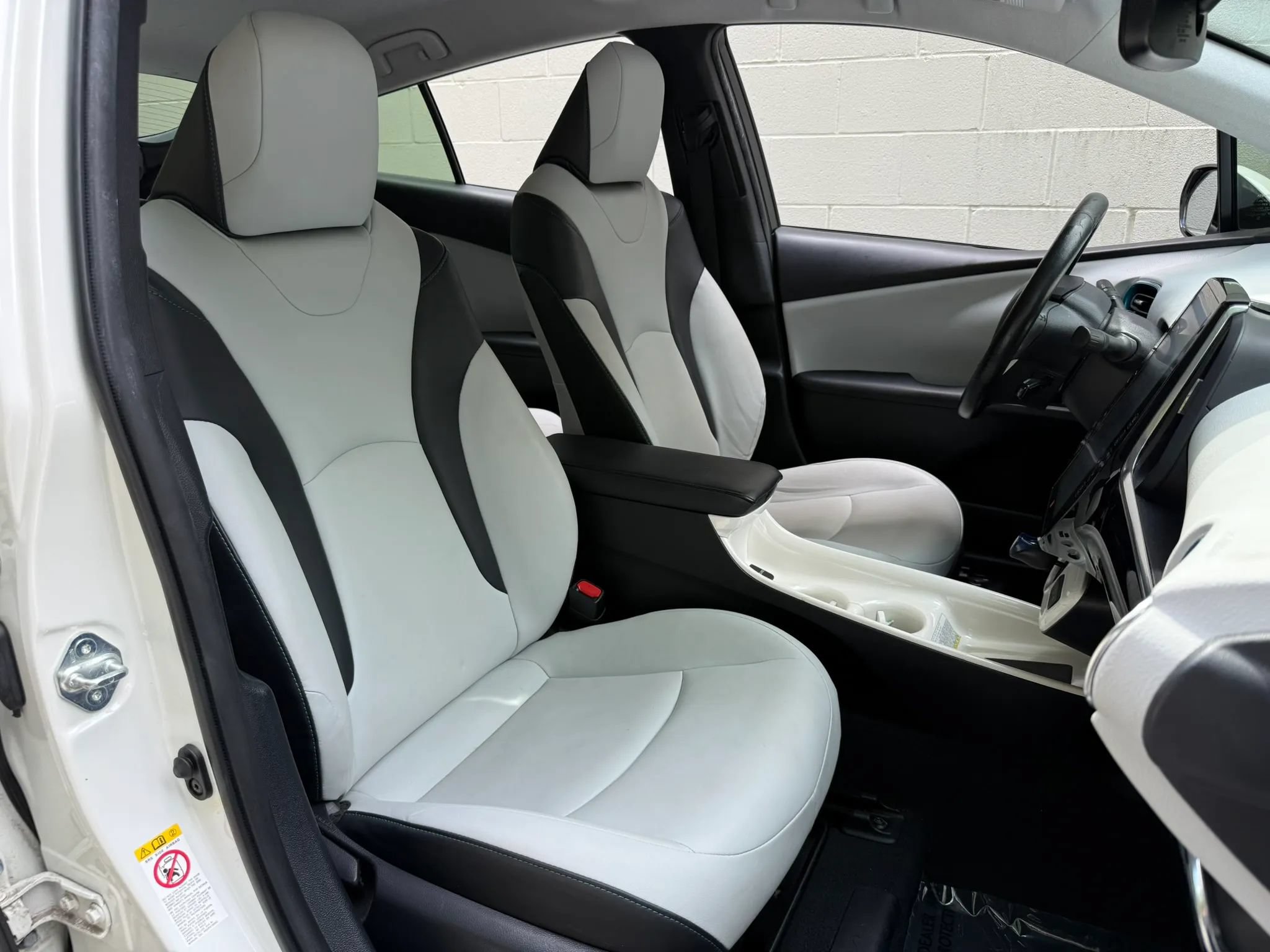 Used 2017 Toyota Prius Prime Advanced FWD image 25