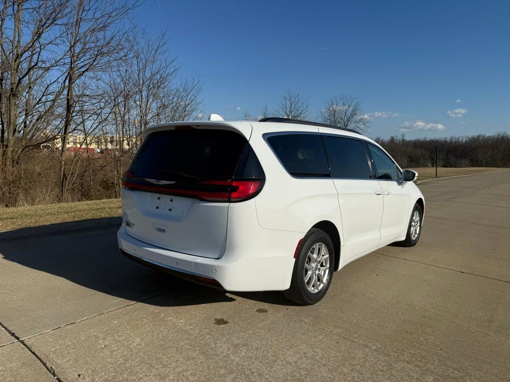 Used 2022 Chrysler Pacifica Touring-L image 3