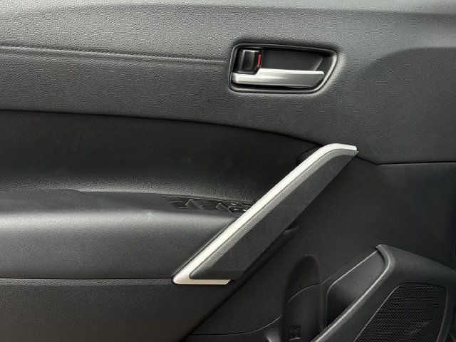 Used 2025 Toyota Corolla Cross XLE FWD image 25