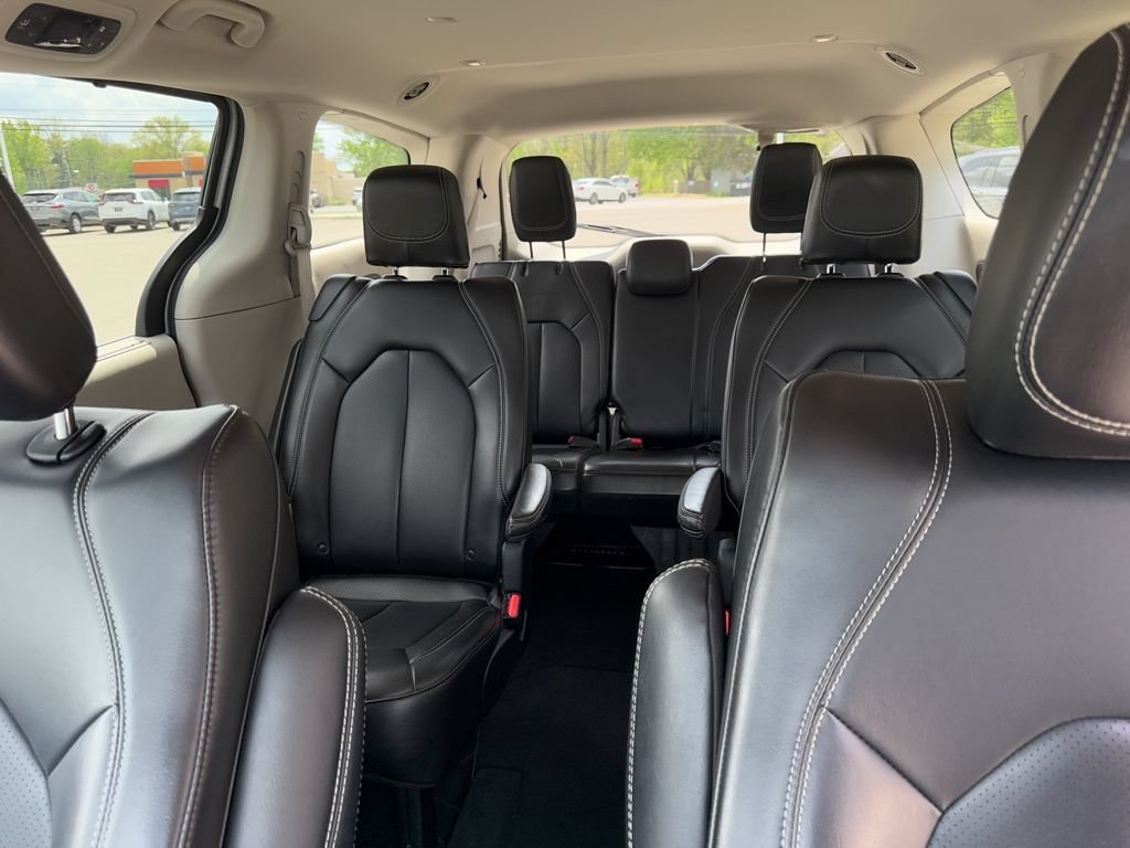Used 2023 Chrysler Pacifica Touring-L FWD image 47