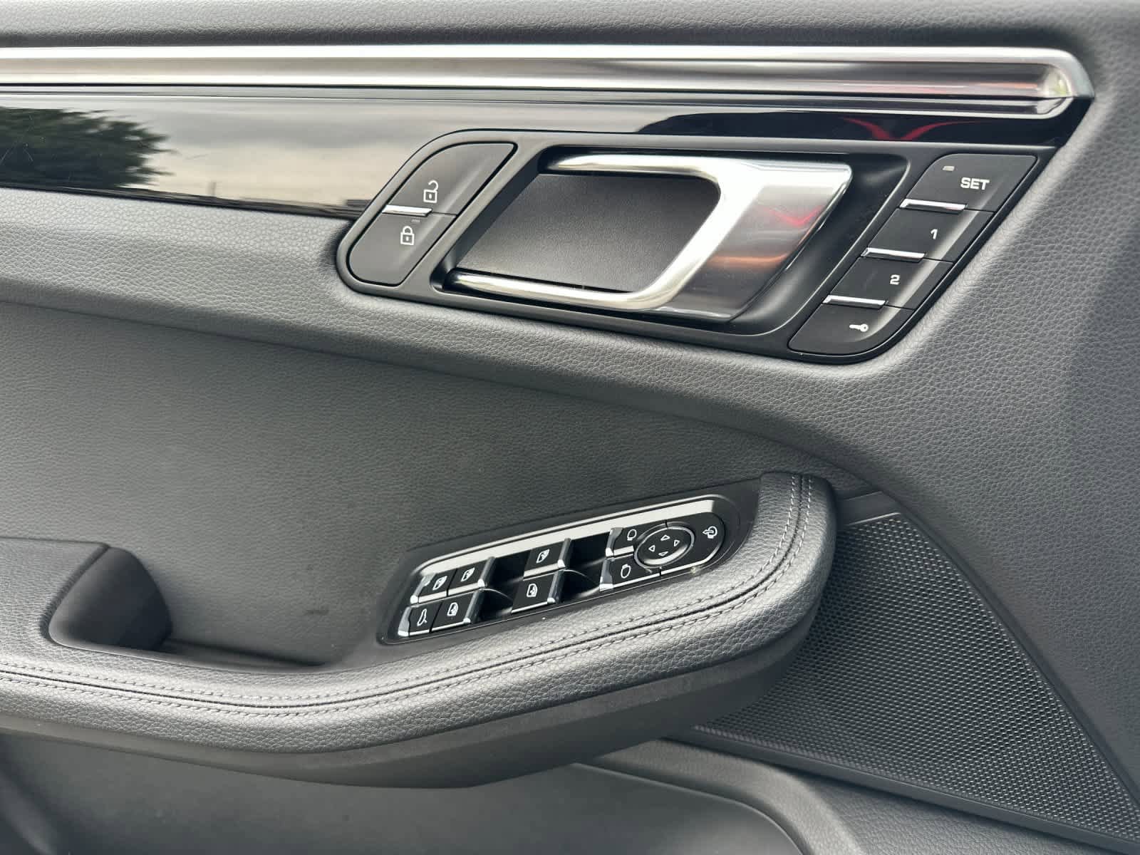 Certified 2025 Porsche Macan AWD/4WD image 12