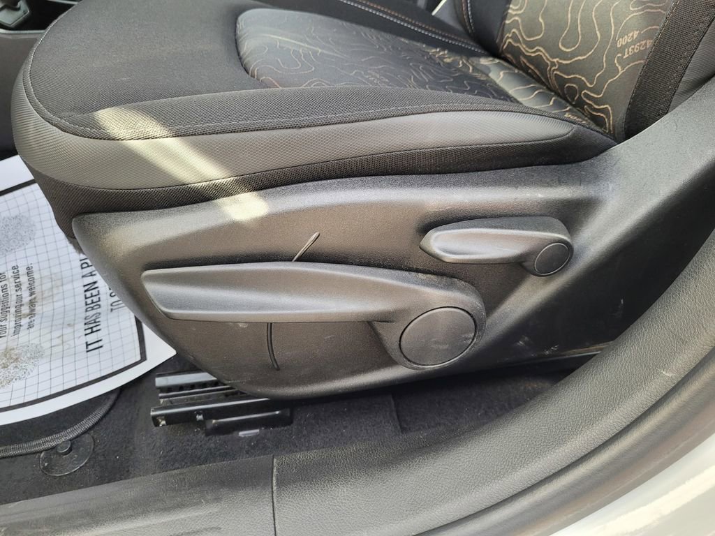 Used 2023 Jeep Renegade Latitude AWD/4WD image 12