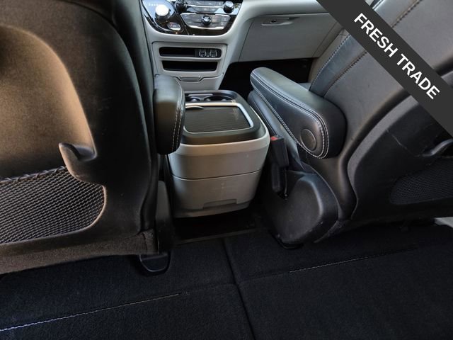 Used 2023 Chrysler Pacifica Touring-L FWD image 15