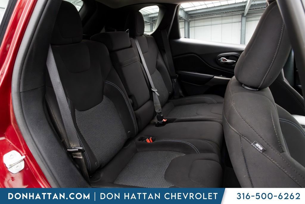 Used 2019 Jeep Cherokee Latitude w/ Popular Appearance Group FWD image 16