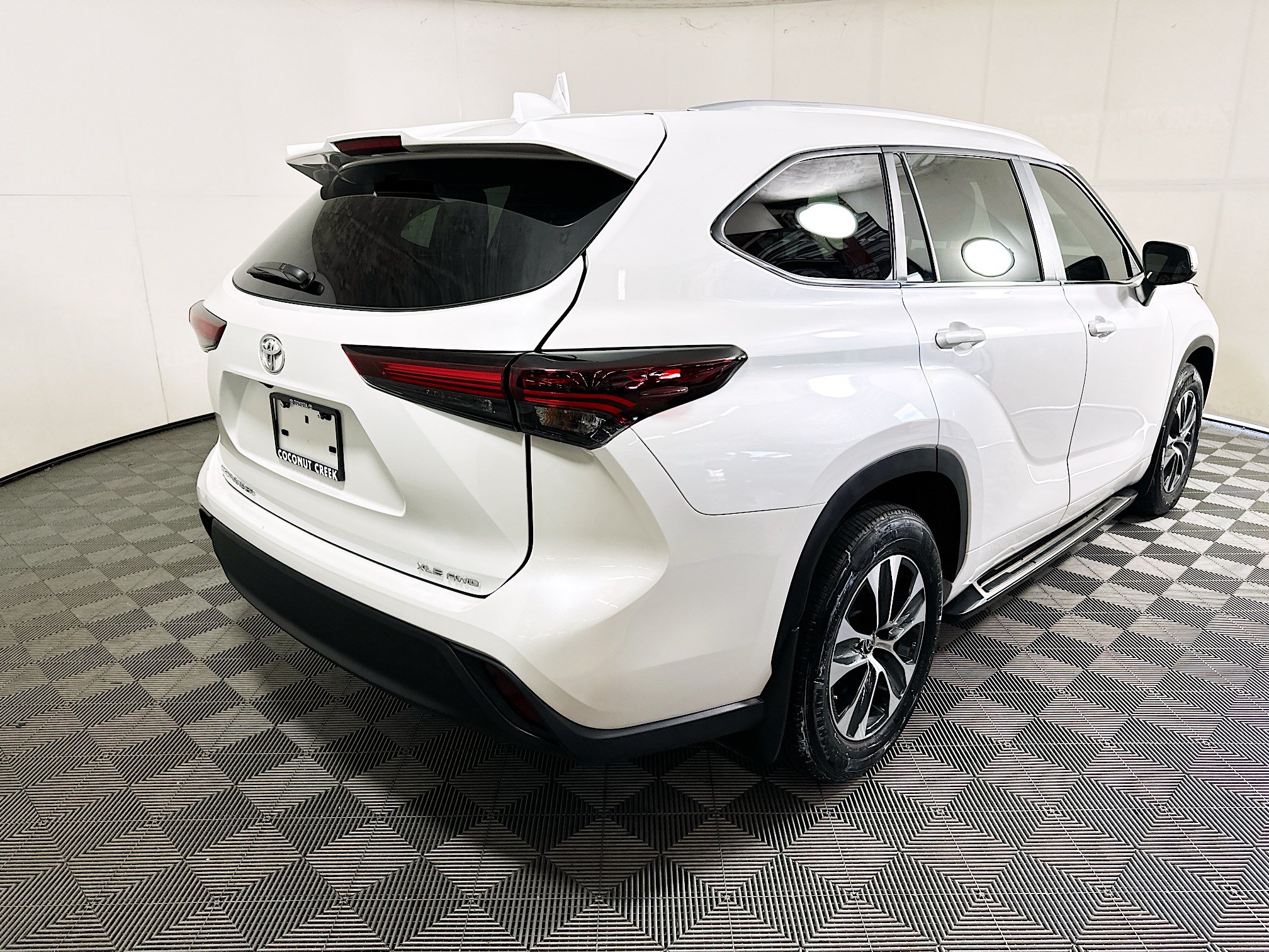 Certified 2025 Toyota Highlander XLE AWD/4WD image 3
