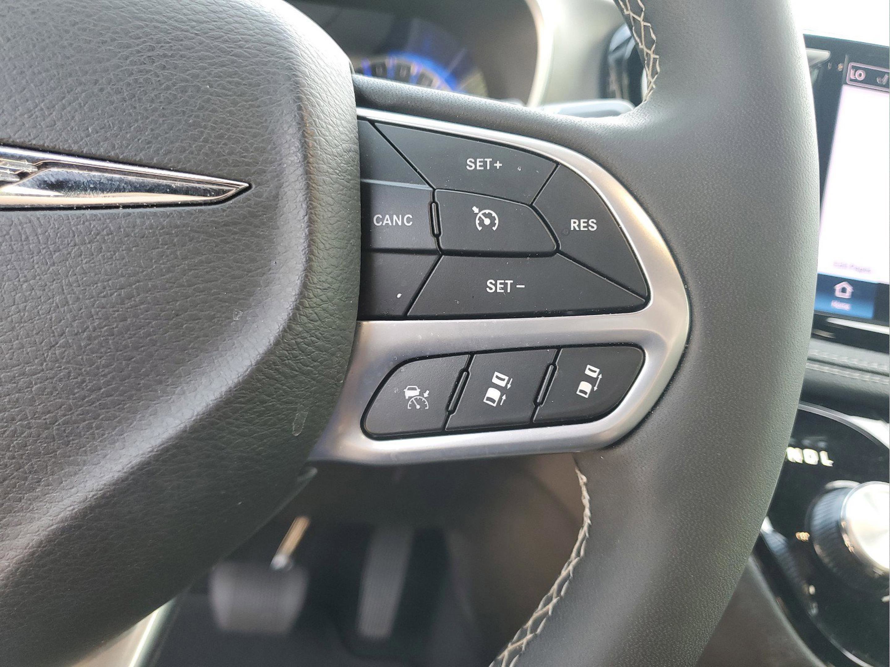 Used 2025 Chrysler Pacifica Select FWD image 24