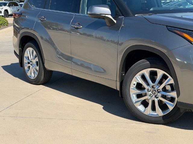 New 2026 Toyota Highlander Limited AWD/4WD image 2