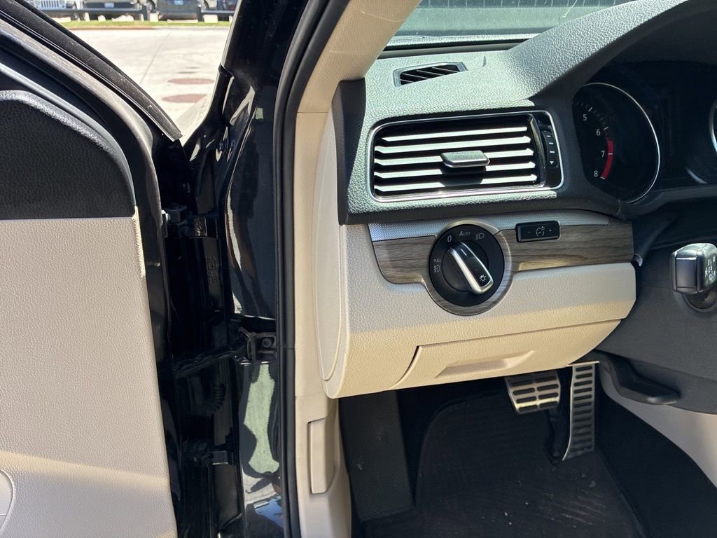 Used 2017 Volkswagen Passat 1.8T SEL Premium FWD image 19