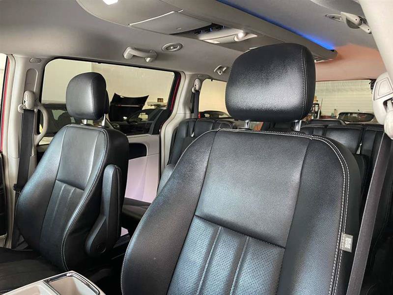 Used 2015 Chrysler Town & Country Touring-L w/ Driver Convenience Group FWD image 36