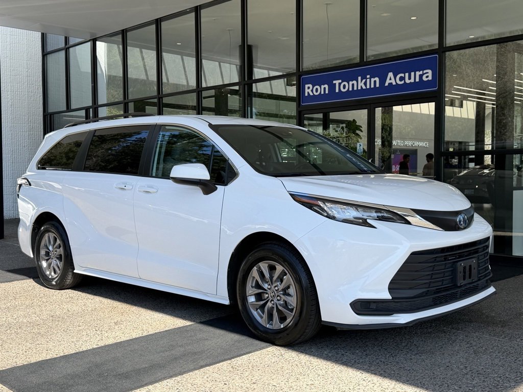 Used 2023 Toyota Sienna LE image 2