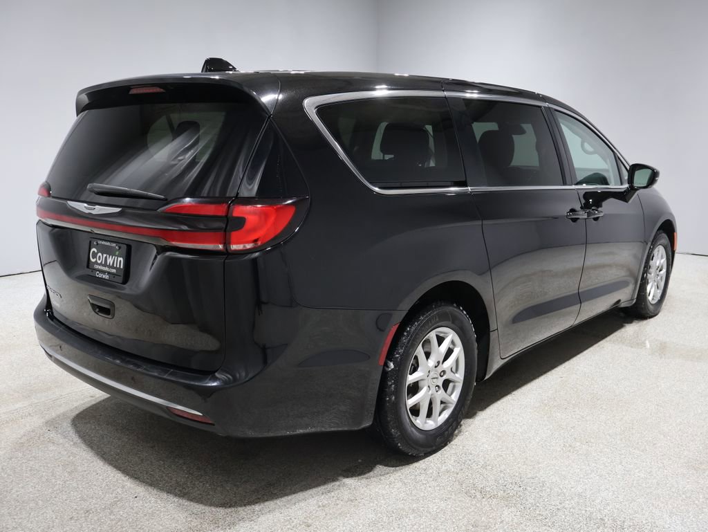 Certified 2024 Chrysler Pacifica Touring-L image 3