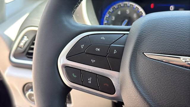 Used 2024 Chrysler Pacifica Touring-L image 22