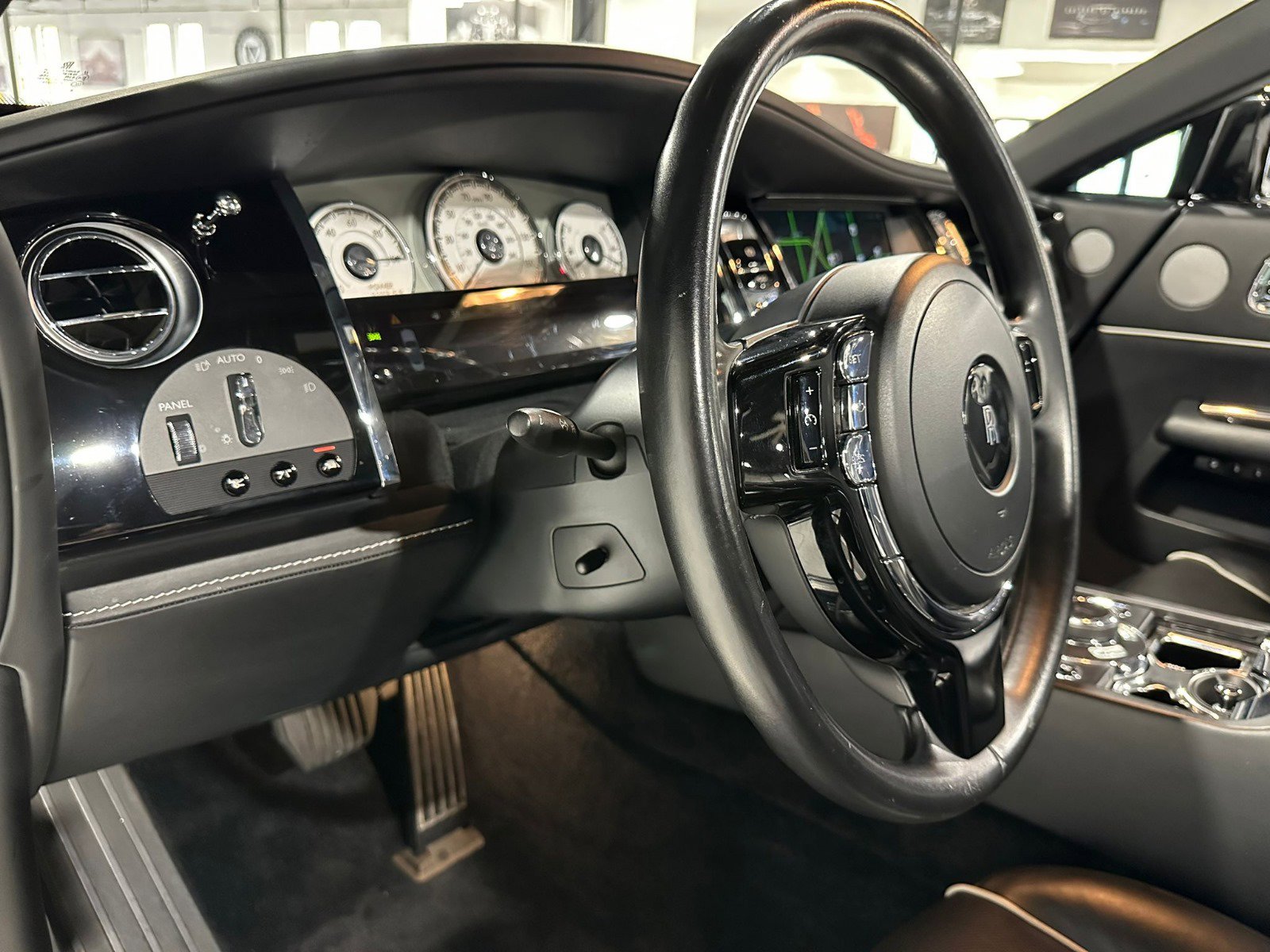 Used 2019 Rolls-Royce Dawn image 39