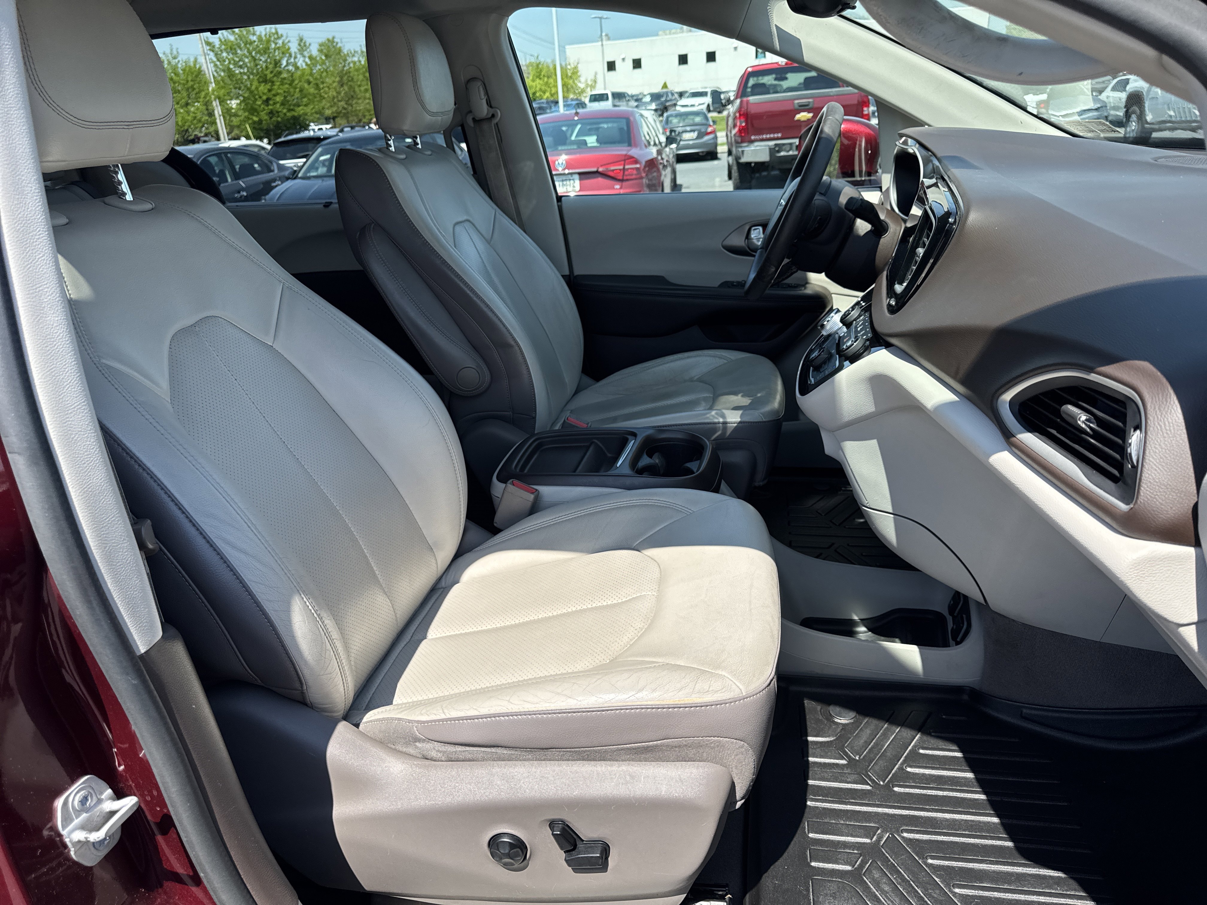 Used 2018 Chrysler Pacifica Touring-L w/ Advanced Safetytec Group image 20